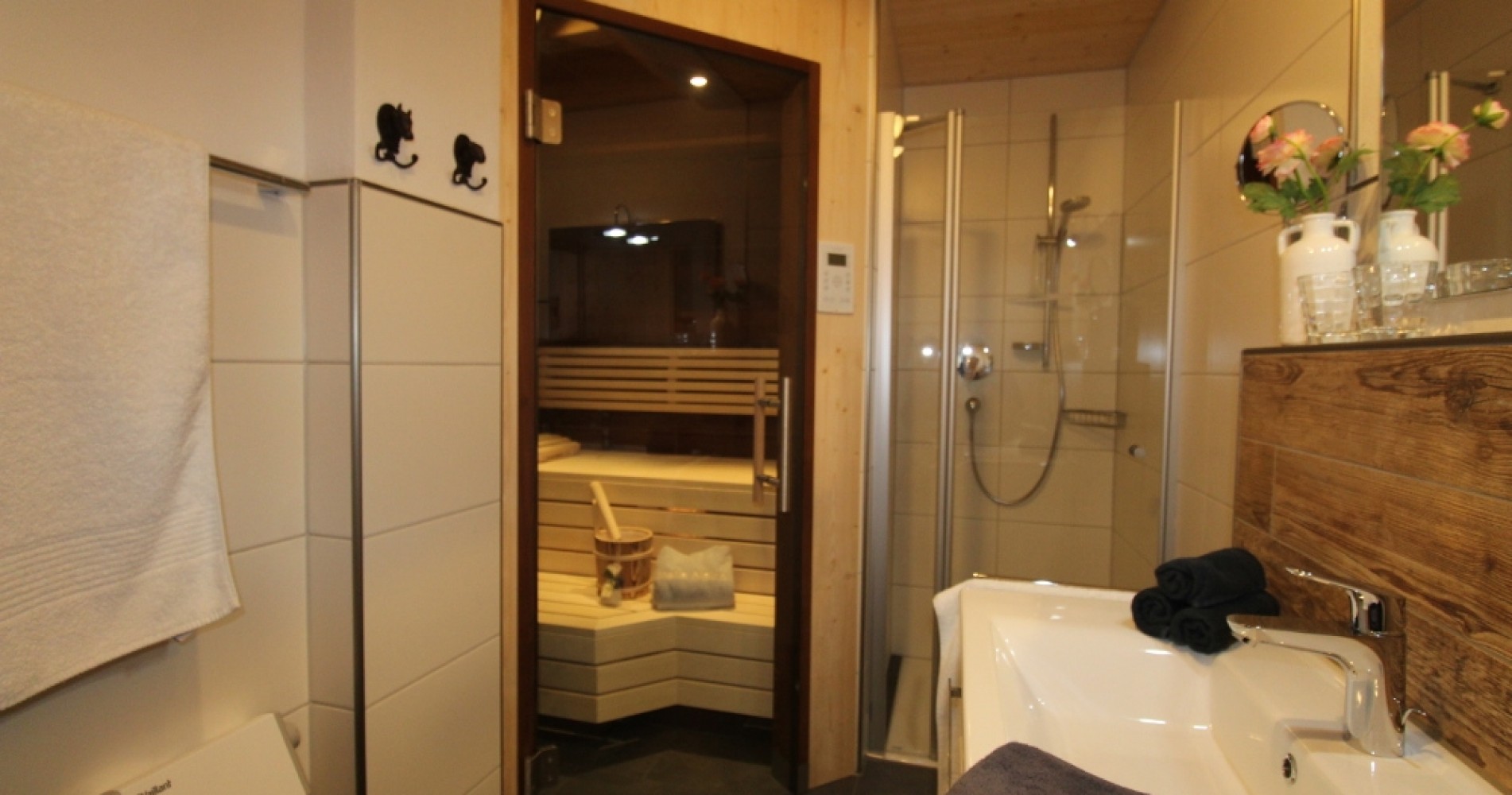 Bad mit Sauna, Dusche,WC und Fußbodenheizung