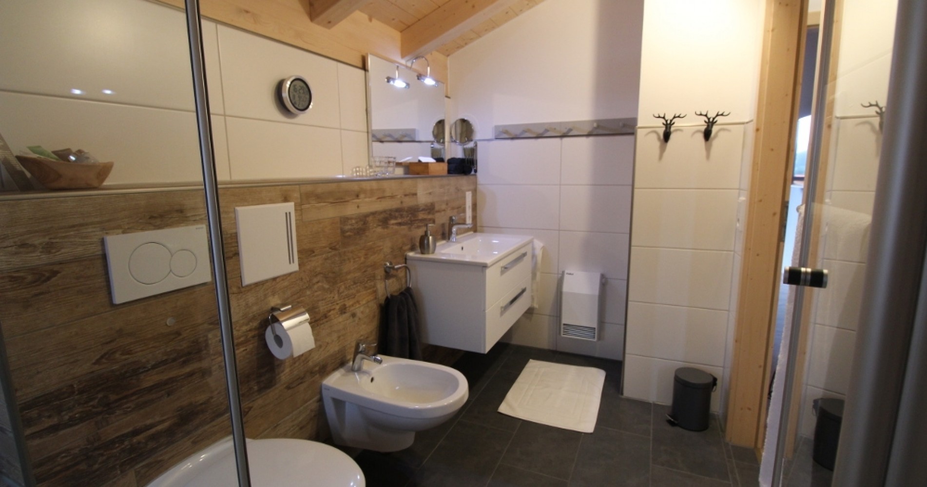 Bad im Obergeschoß mit Fußbodenheizung