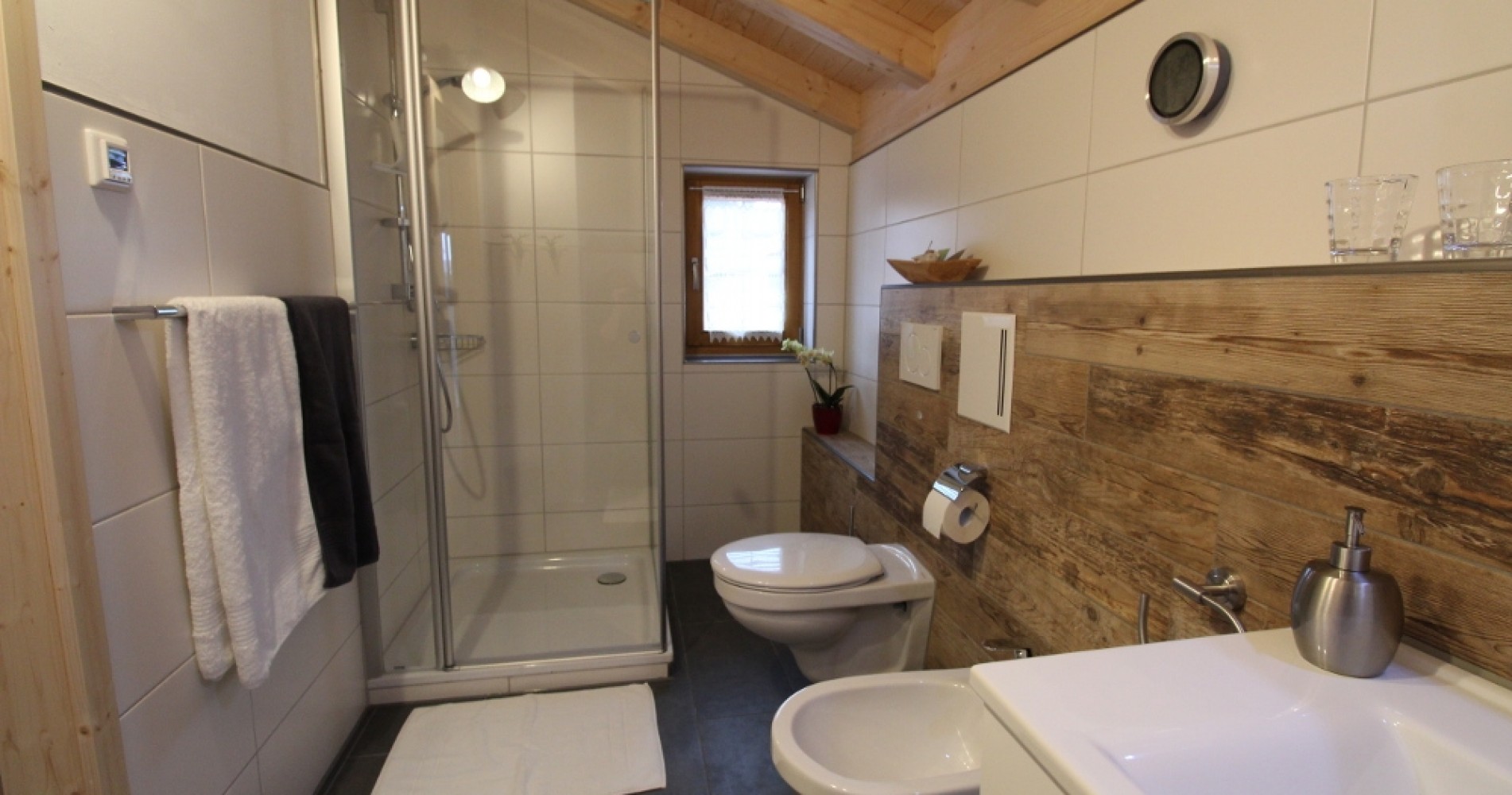 Alle Bäder mit Fußbodenheizung und Schnellheizer