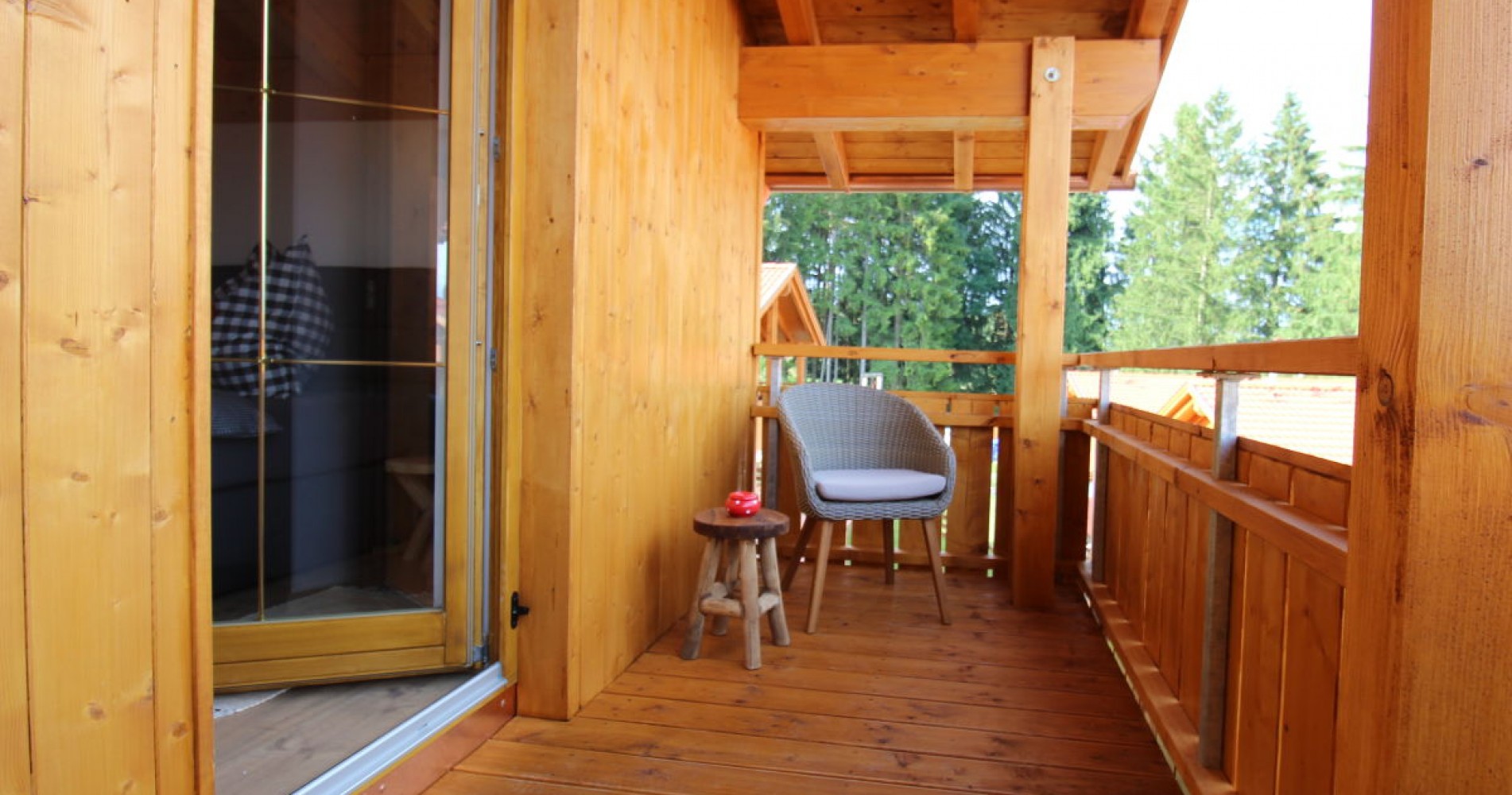 breiter Balkon mit Sitzgelenheiten